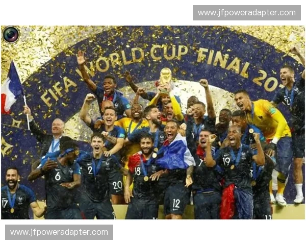 精彩纷呈的世界杯之夜，各国球迷齐聚一堂，见证足球盛宴的激烈对决